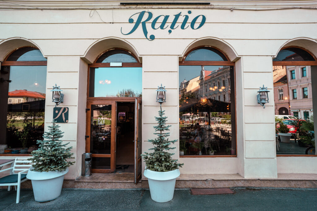 Fațada și interiorul Art Cafe, restaurant și cafenea &icirc;n centrul Aradului